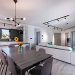 Speranza By Interhome * Pula