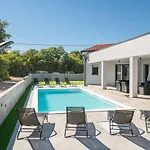 Speranza By Interhome * Пула