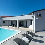 Speranza By Interhome * Pula