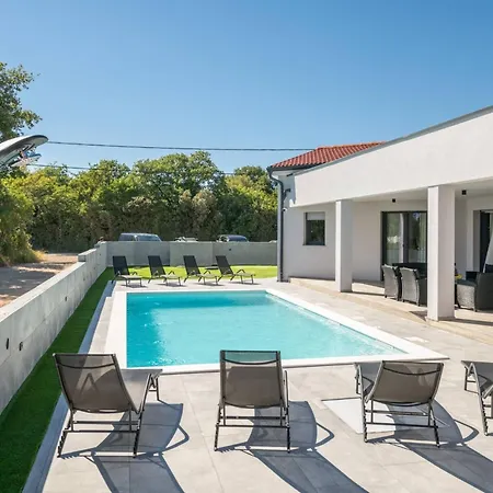 Speranza By Interhome * Pula