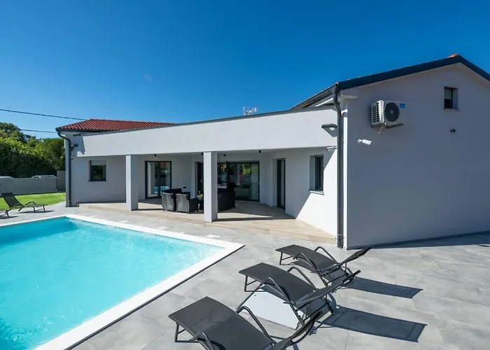 Speranza By Interhome * Pula